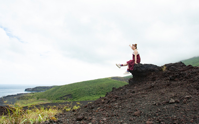 黒い大地を歩こう！火山島で冒険トリップ