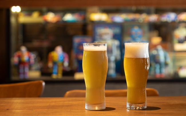 地元の人に混じってクラフトビールで乾杯／西町BUR＿日本のよりみち案内
