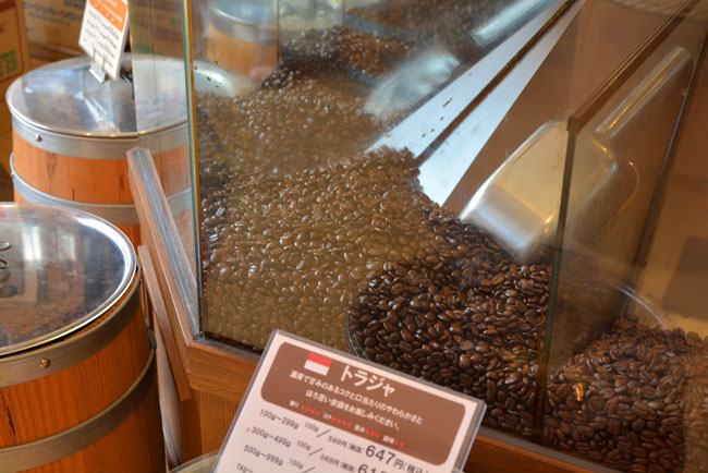 店内には、スペシャルティコーヒーなど15種類ほどの豆が並ぶ