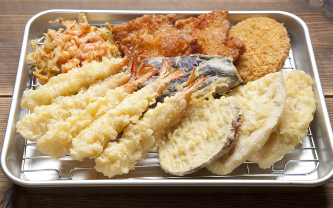天ぷらとご飯とみそ汁と食べ放題のおかずが定食の定番