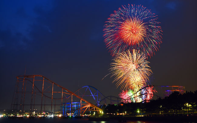 【8月24日（土）花火】ビーチで観るか、シーパラで観るか。海の上で特大スターマインが咲き誇る横浜「金沢まつり花火大会」