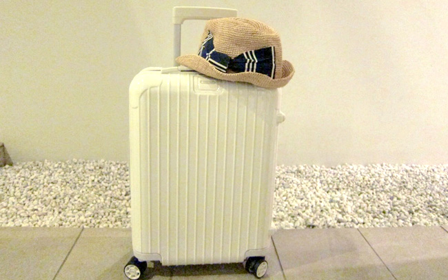 お気に入りのスーツケースに詰める思いとは