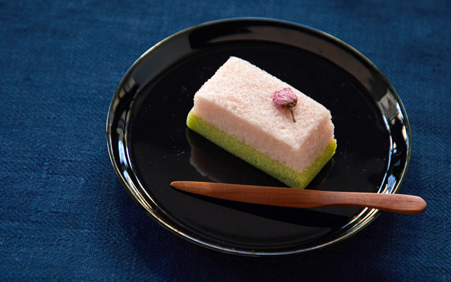 「桃林堂」からは、淡い桜風味の和風ケーキ「上野櫻木（432円）」
