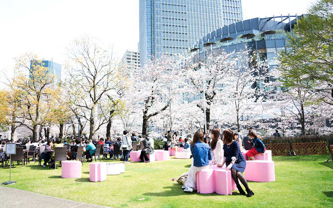 桜並木を臨む東京ミッドタウンで春イベント
