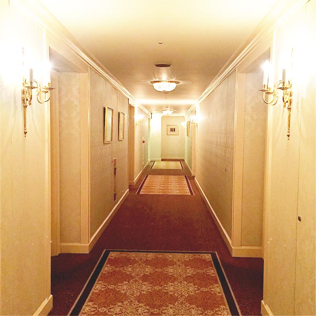 部屋に向かう廊下