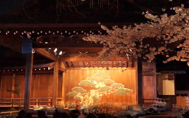 靖国神社で桜のもと能を楽しむ『夜桜能』