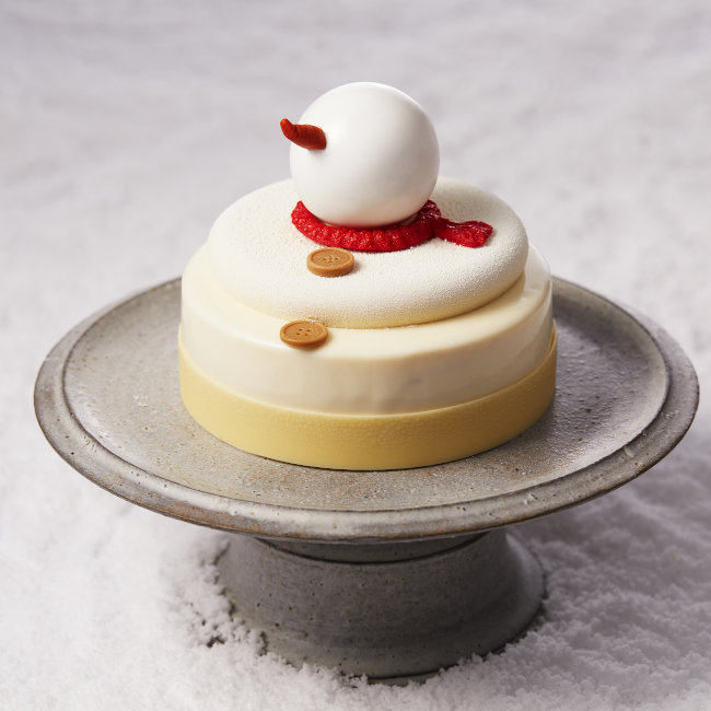 ザ・ペニンシュラ東京のクリスマスケーキ2023「スノーマン“シュバルツバルト”」
