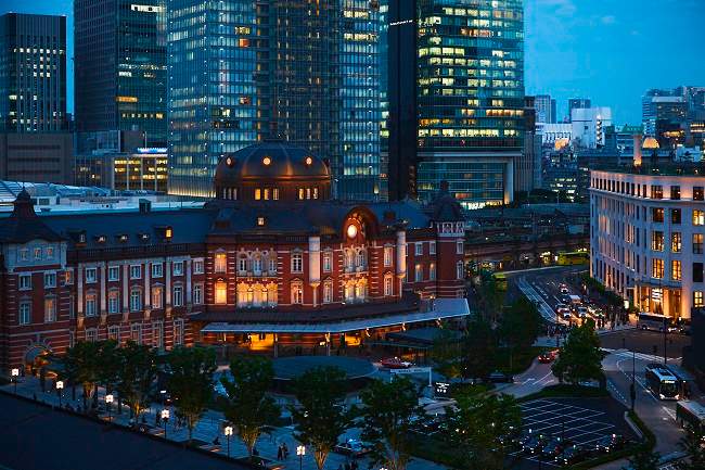 alt新丸ビル7階テラスからの東京駅丸の内駅舎眺め（夜景）