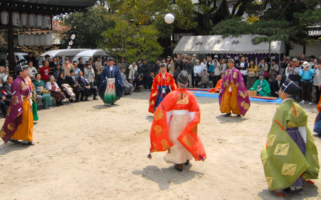 京都・白峯神宮で、蹴鞠とスポーツ上達祈願