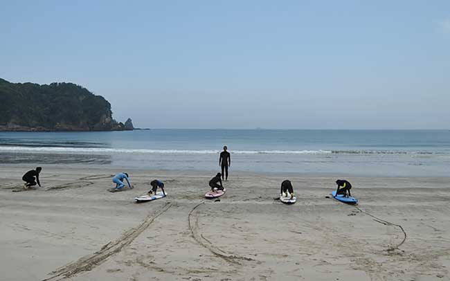 日本の渚100選のビーチでサーフィン体験