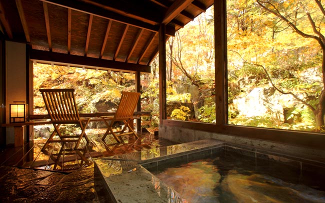 美しい紅葉を望める絶景露天風呂付き客室