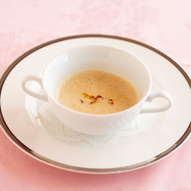 レストラン ペリニィヨンのデザートワゴン付きランチ　新玉ねぎとアンチョビのポタージュ