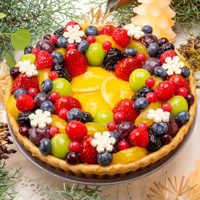 キル フェ ボンのクリスマスケーキ「色とりどりのフルーツリースタルト」