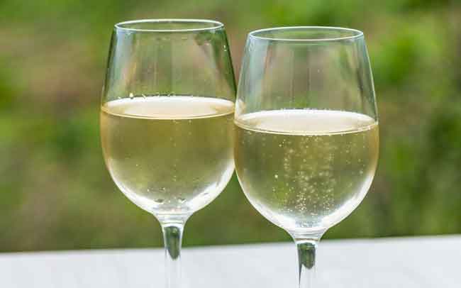 ソムリエがおすすめする白ワイン20選！定番ワインのほか、予算やシーン別でセレクト