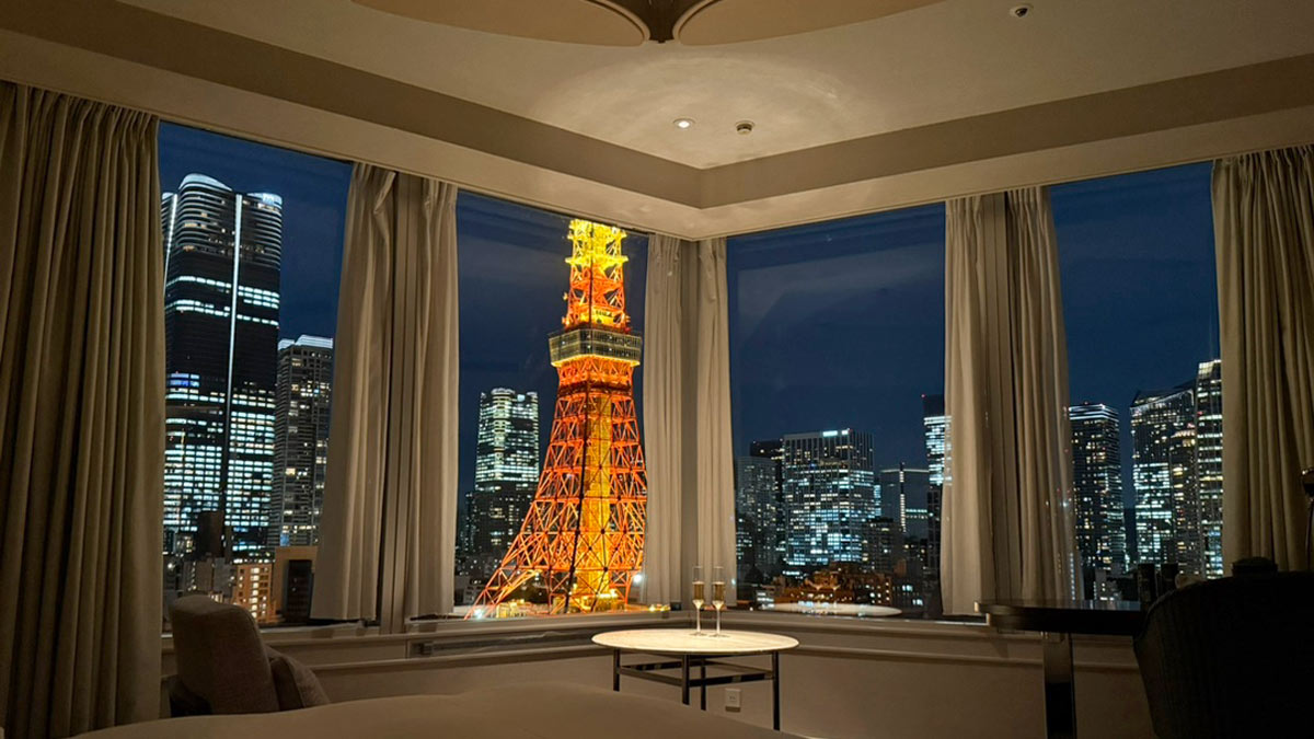東京タワーが見えるお部屋で感動の記念日ステイ。「ザ・プリンス パークタワー東京」のパノラミックコーナーキングルームNo.17