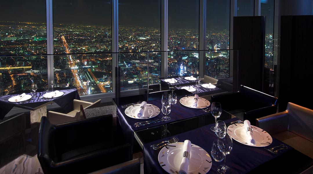 【大阪】クリスマスに訪れたい夜景レストラン7選／高層階から望むパノラマビューや幻想的夜景も