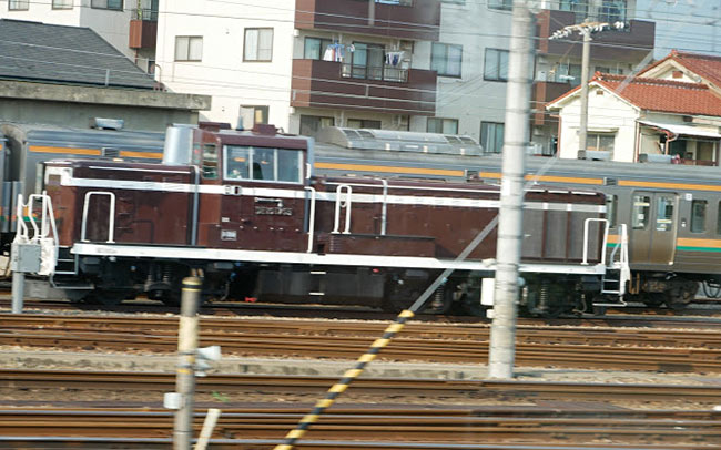 DE10（1705号機）茶釜のデーテン。復刻塗装で、旧型客車やお座敷列車と色を揃えるために塗り替えられた大変レアな機関車。