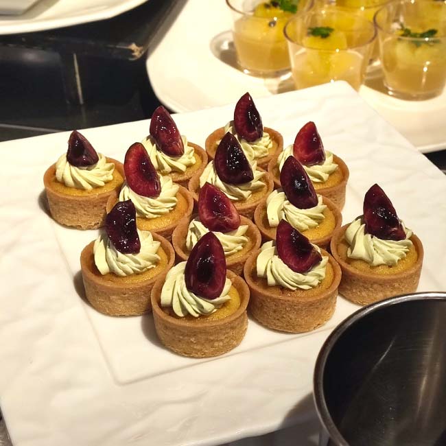 2.タルトはしっかりとした酸味が魅力。みずみずしいチェリーを味わって