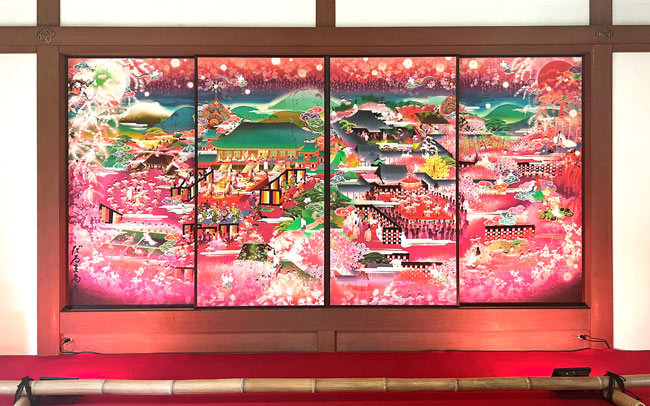 京都・随心院の遅咲き梅とアートな襖絵を