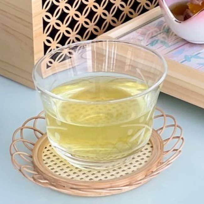 1.まずはウエルカムドリンクで乾杯。フレッシュなレモンの風味を楽しんで