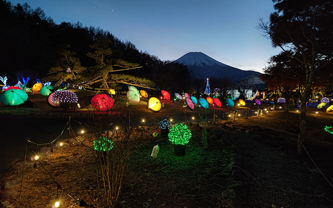 富士山を背景に満天の星とイルミを鑑賞