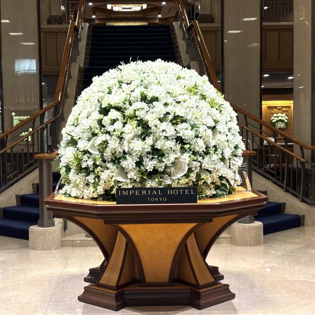 1階のロビーにはアルストロメリアの装花が。優雅な花々は見るだけで爽やかな気分に