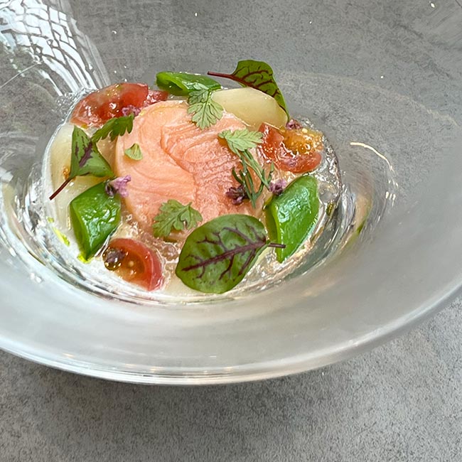 SeRieUX（セリュー）のモダンフレンチ×ランチ　前菜（サクラマス　新玉ねぎ）