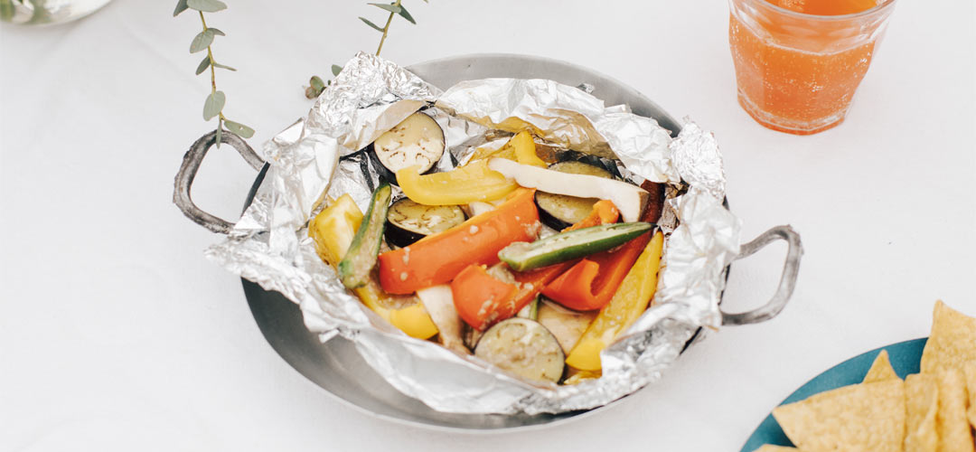 【BBQレシピ】色鮮やかな野菜でBBQが一気におしゃれに！「彩り野菜のバーニャカウダー風ホイル包み」