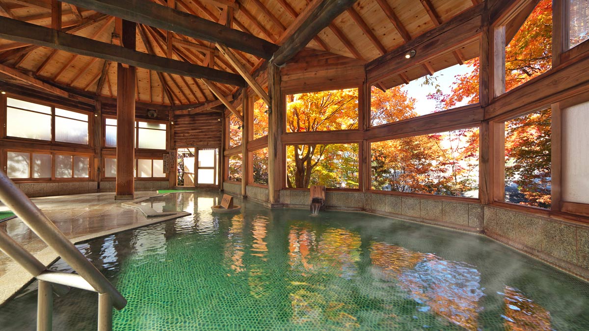 関東・京都の紅葉温泉9選。紅葉が見える露天風呂やグランピングも！