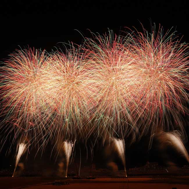 美しい富士を表現した花火に、5秒1000発乱れ打ち。7つのテーマで贈る花火ショー
