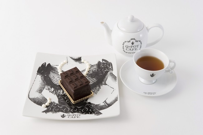 Q-pot CAFE. 表参道本店リニューアル　「ザ チョコレートケーキ ネックレスプレート／ドリンクセット」1850円