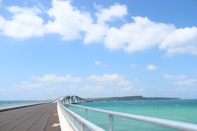 沖縄の離島をつなぐ美しすぎる橋
