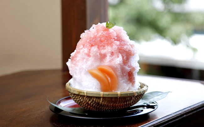瑞々しい白桃の果実味あふれる夏限定かき氷