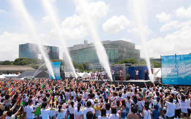 横浜で日本最大級の“水かけ祭り”が開催