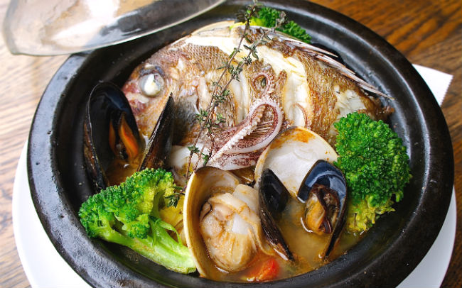 本日の魚介と野菜の“海猿ブイヤベース”（2700円）