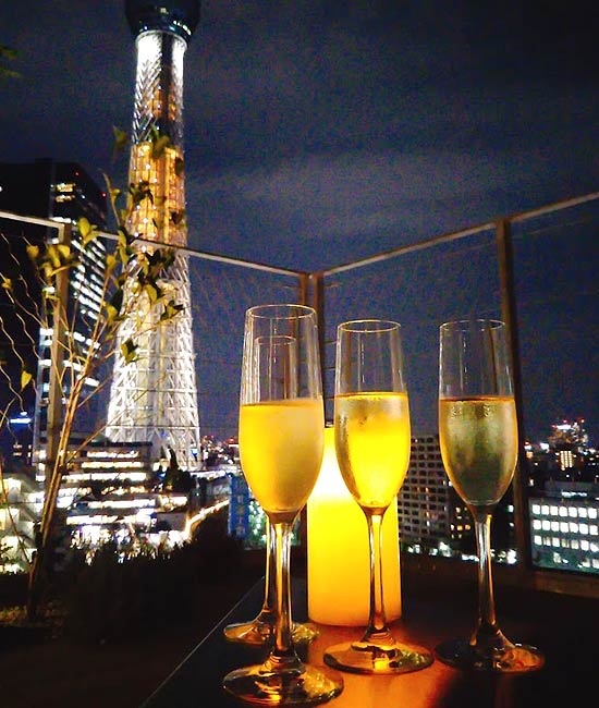 ホテル「ONE@Tokyo（ワンアットトーキョー）」最上階の屋上ラウンジ「@rooftop」で乾杯