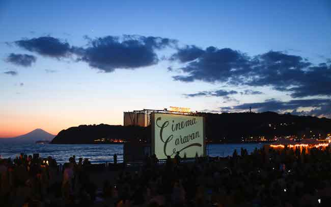 GWは砂浜で楽しむ「逗子海岸映画祭」へ