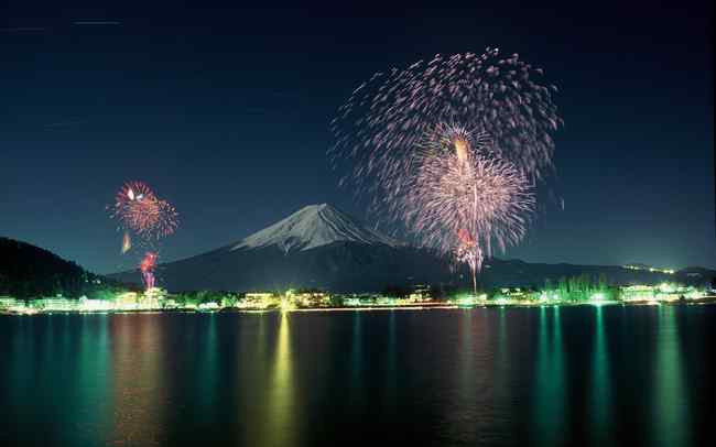 毎週土日は富士山のお膝もと河口湖で冬花火