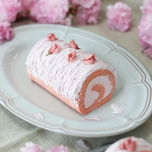 ふわふわシフォン生地と桜香るクリームの「桜ロールケーキ」