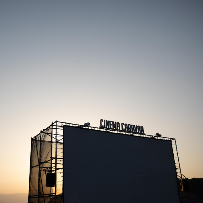 10日間だけ海辺に現れる野外映画館「逗子海岸映画祭」