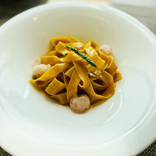 マンダリン オリエンタル 東京　イタリアンダイニング「ケシキ」のイタリアンランチ　自家製タリアテッレ 甲殻類バター 赤えび アスパラガス