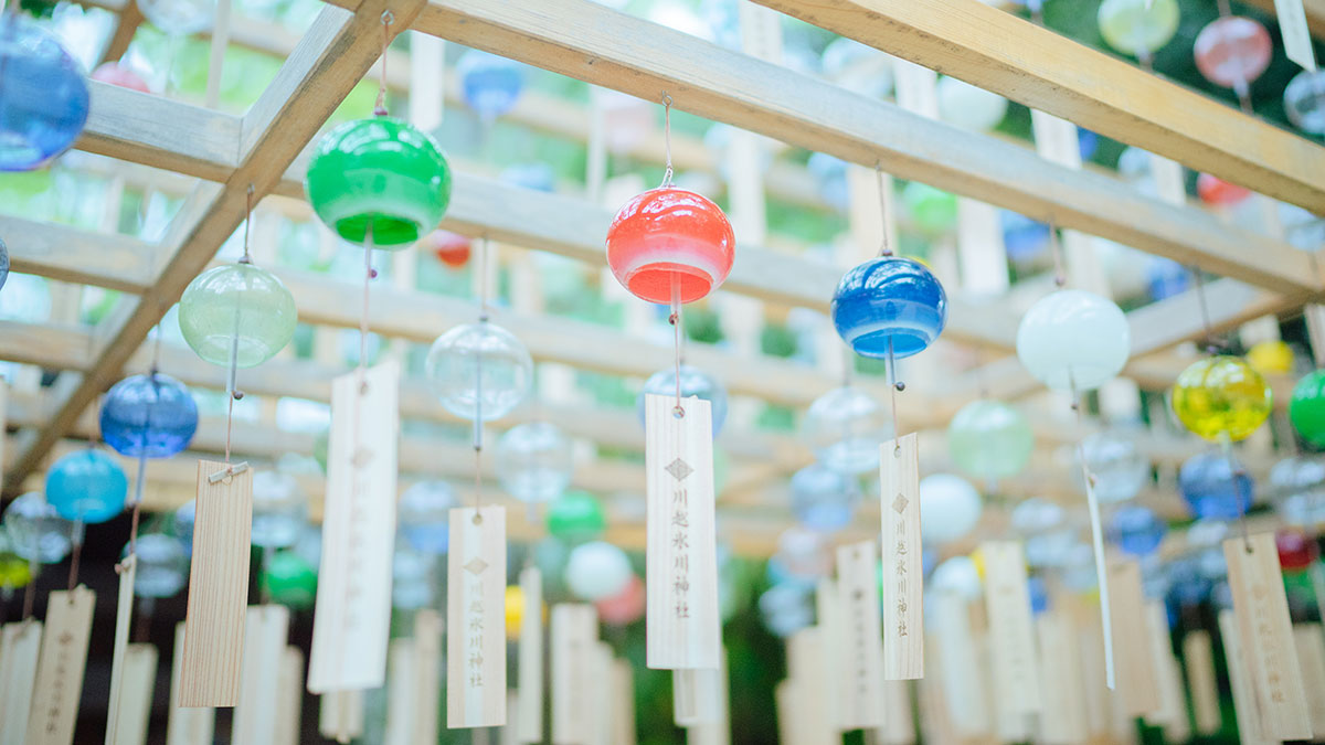 埼玉・川越氷川神社の「縁むすび風鈴2023」が今年も開催！境内を約1500個の江戸風鈴が彩り、夜にはライトアップも