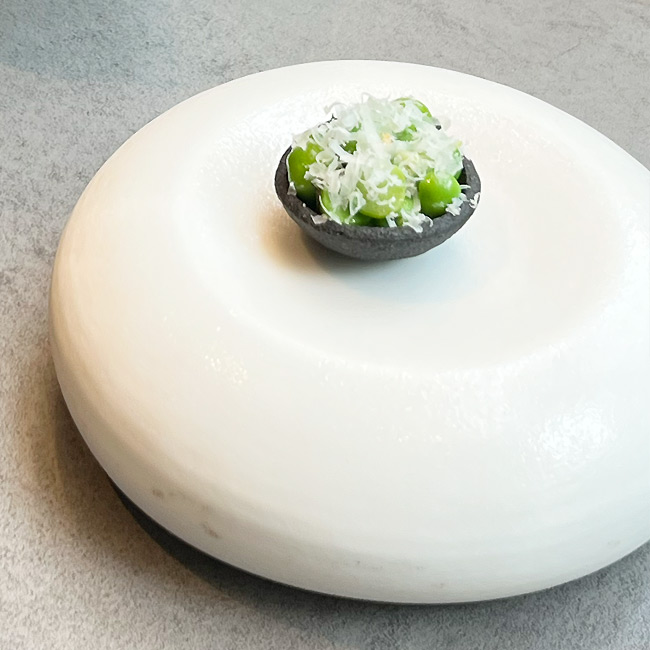 SeRieUX（セリュー）のモダンフレンチ×ランチ　アミューズ（グリーンピースのタルト）