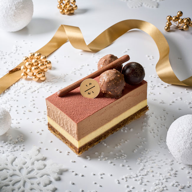 ピエール マルコリーニのクリスマスケーキ「オヴィエド – ムース ショコラ & プラリネ ノワゼット」