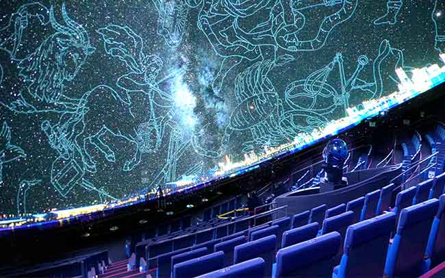 宇宙船のような科学館で7億個の星を観賞