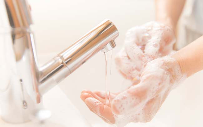 石鹸やアルコールは皮膚の脂分を奪う!?手指の乾燥を防ぐことがポイントに