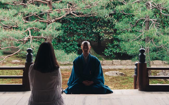 坐禅で自分に向き合う新緑が美しい京都の朝