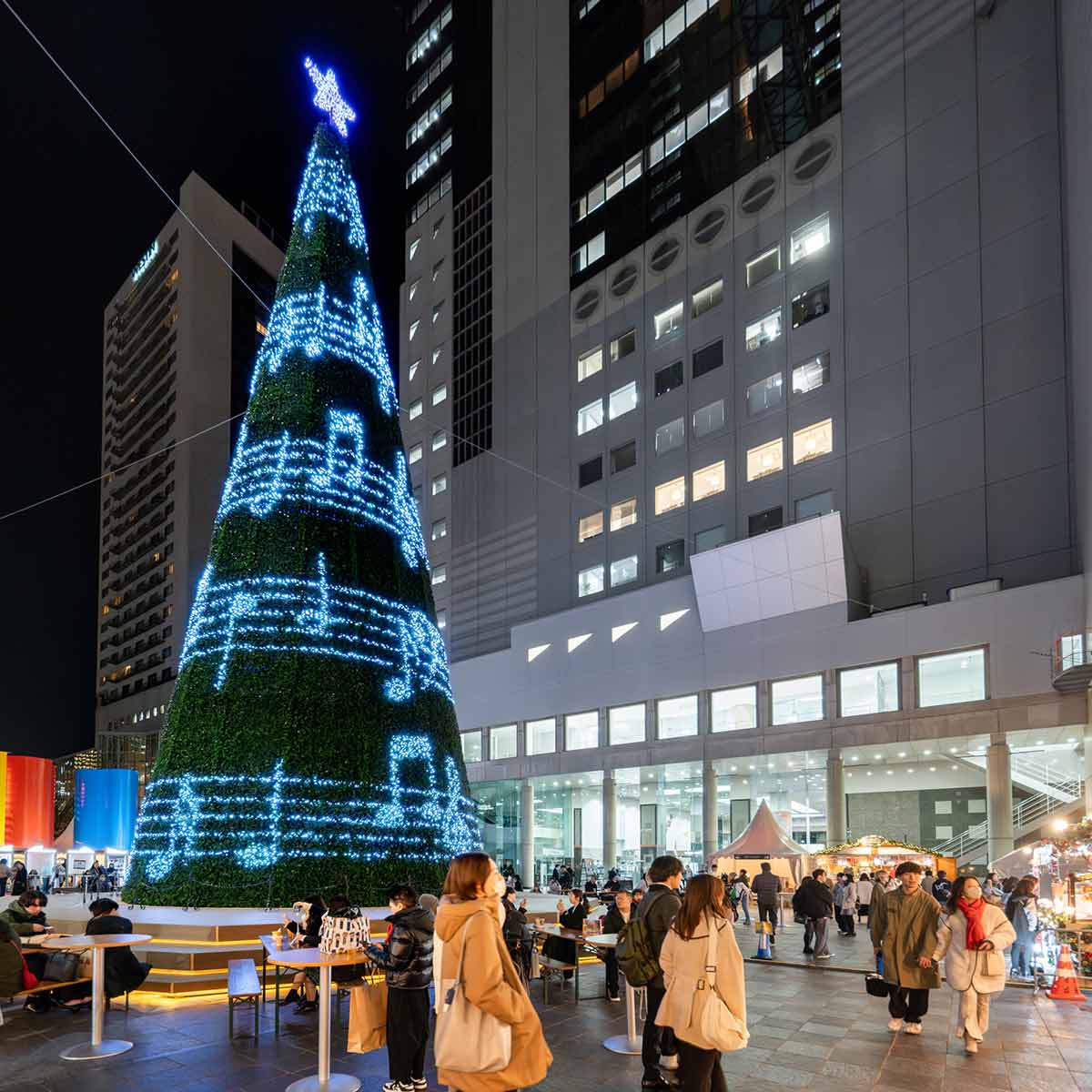 梅田スカイビル「UMEDA SKY BUILDING Christmas 2024」。国内最大級LEDマッピングツリーが登場