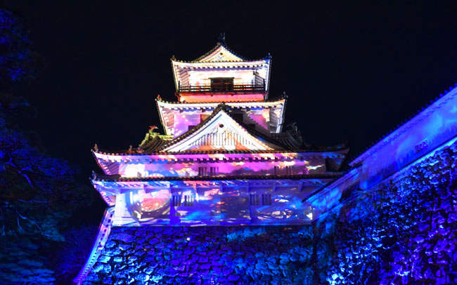 光のアートが幻想的！夜まつり⾼知城開催