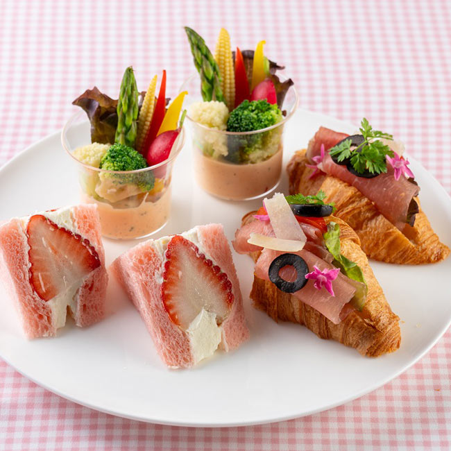 リーガロイヤルホテル東京「苺のピクニックアフタヌーンティー」